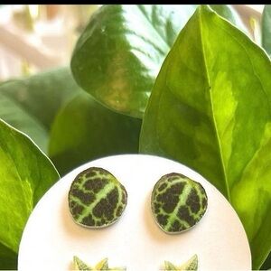 Handmade by me String of turtles stud